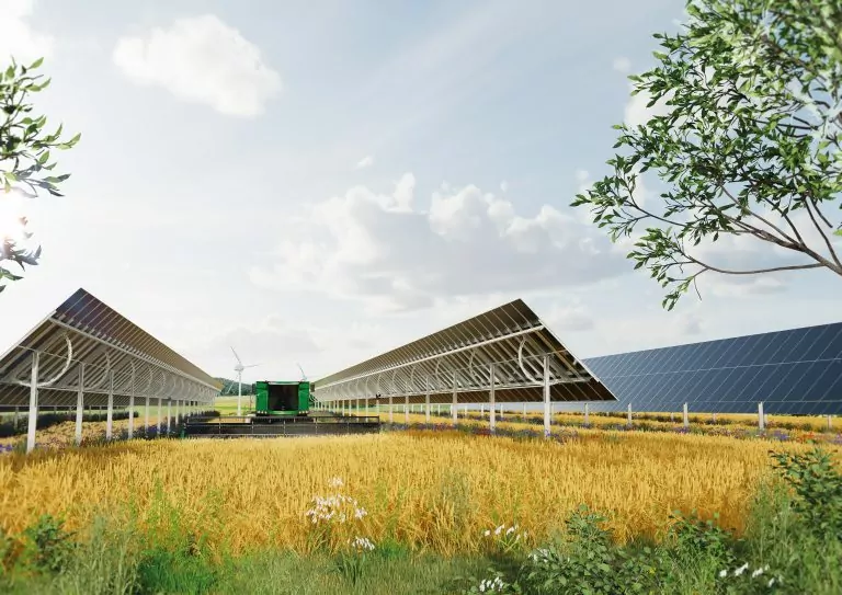 Agri-PV-Motiv mit Mähdrescher zwischen Visiolar Solaranlagen auf einem Getreidefeld